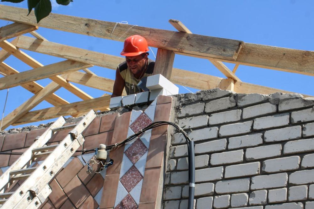 До конца лета в рамках госпрограммы в Счастье будут восстановлены 27 жилых домов, поврежденных в ходе обстрелов