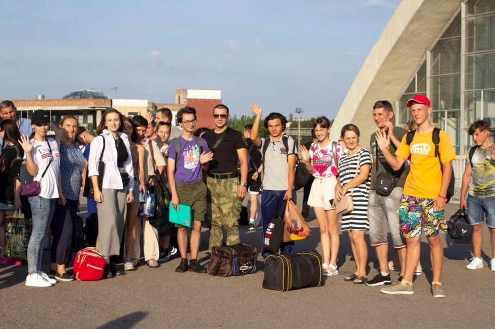 90 юных жителей Республики из Стаханова, Ирмино, Алмазной, Луганска и Станично-Луганского района отправились в десятидневное путешествие в Российскую Федерацию