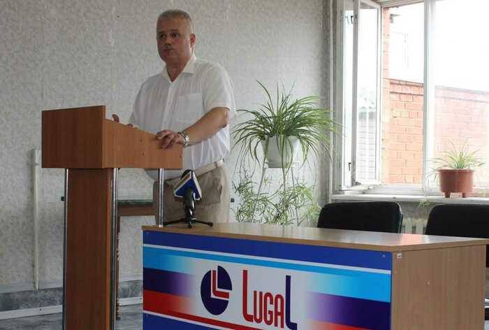 Заместитель председателя Федерации профсоюзов ЛНР Константин Бутримов на встрече с коллективом публичного акционерного...