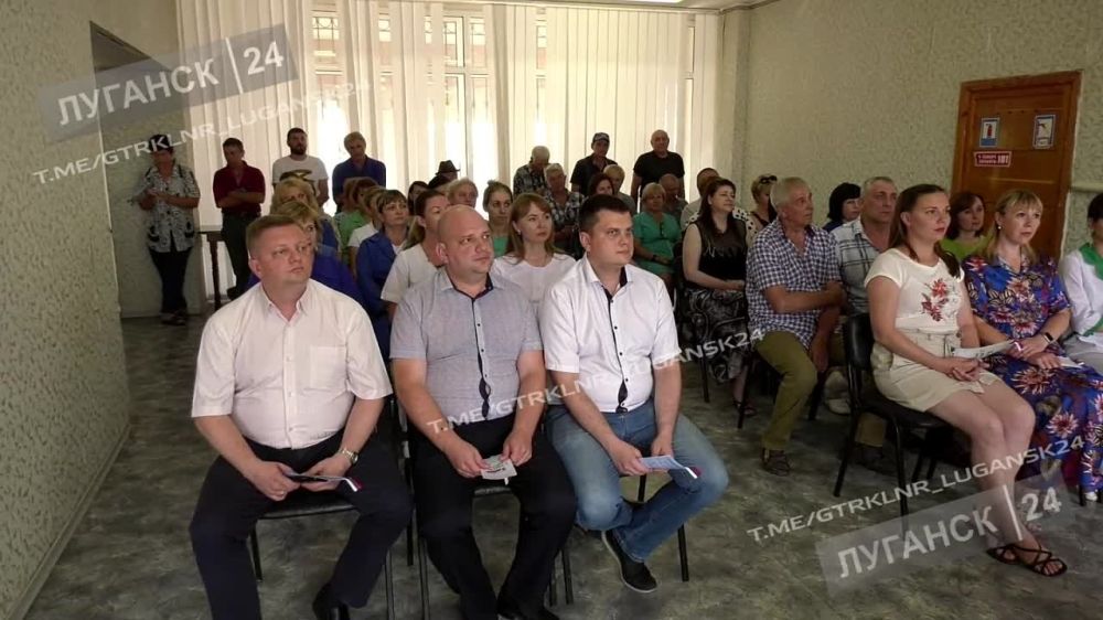 Общественники Республики в преддверии планируемого референдума посетили Луганский химико-фармацевтическом завод и встретились с его трудовым коллективом