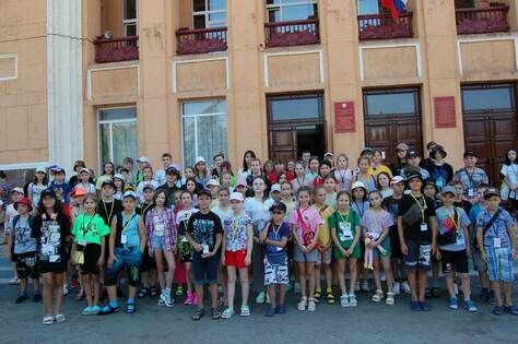 Группа из 150 стахановских школьников отправилась на отдых в Крым – администрация