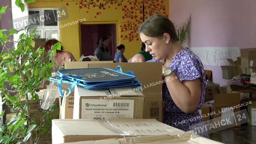 В Счастье доставили школьные принадлежности, канцелярские товары, рюкзаки и школьную форму для учащихся младших классов