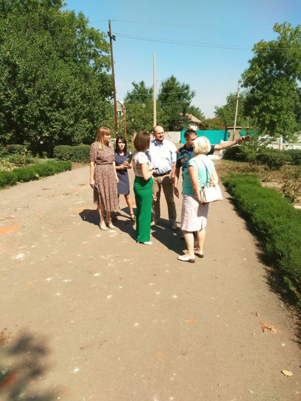 Заместитель Министра образования и науки ЛНР Александр Савчук осмотрел пострадавшие от обстрела и последующего пожара Родаковскую среднюю школу и детский сад «Рябинушка»