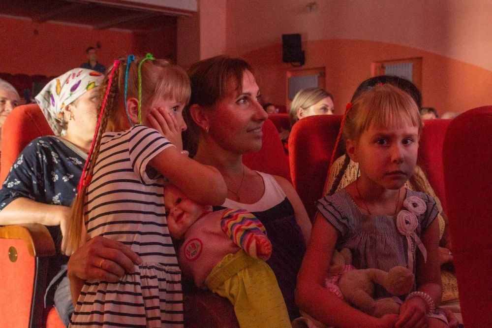 В освобождённом городе Счастье в преддверии Дня Государственного флага Российской Федерации состоялся поэтический вечер «С любовью к Вам»