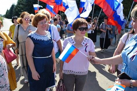 Жители ЛНР митингами, флешмобами и автопробегами отметили День Государственного флага РФ