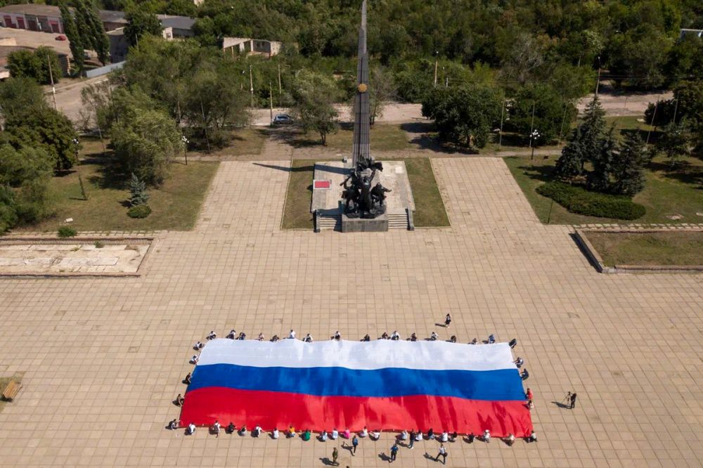 В Луганске развернули 30-метровый Государственный флаг Российской Федерации