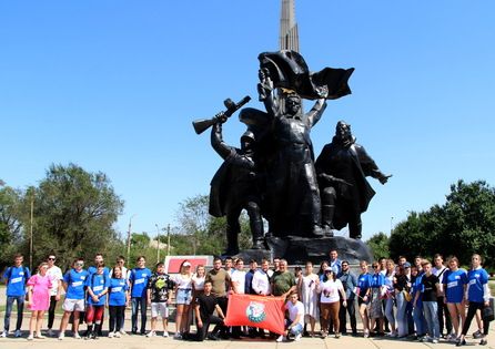 Молодежь ЛНР в День государственного флага РФ развернула в Луганске 30-метровый триколор