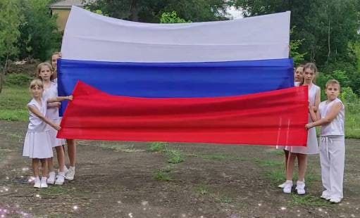 В Миусинске ко Дню государственного Флага Российской Федерации провели танцевальный флешмоб