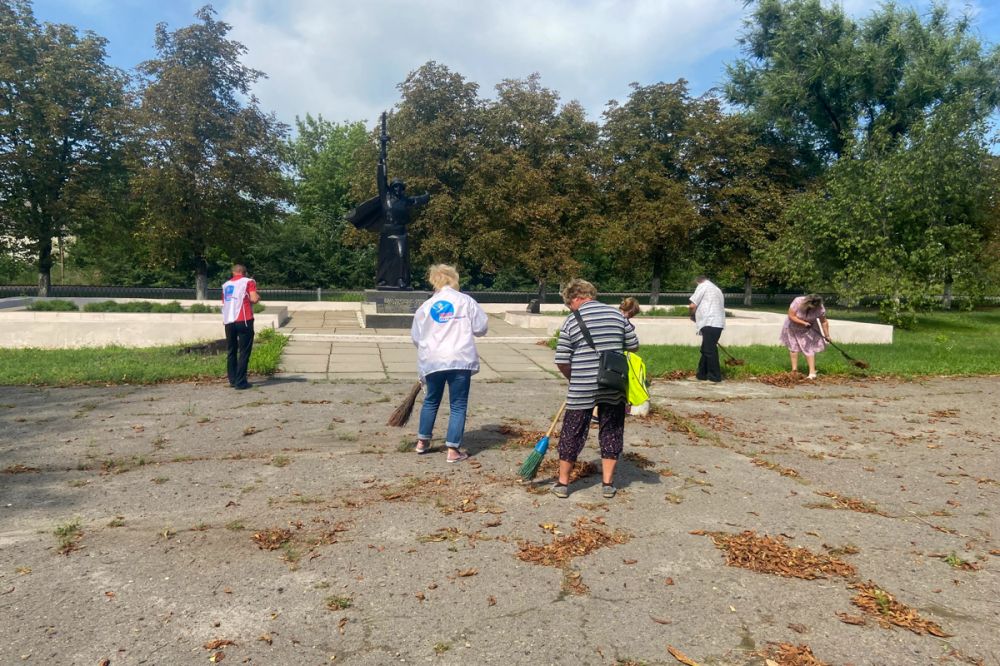 В городе Алмазная активисты теротделения ОД «Мир Луганщине» провели субботник