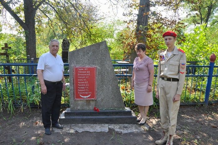 Власти и общественники возложили цветы к могилам шахтеров в Стаханове, Алмазной и Ирмино