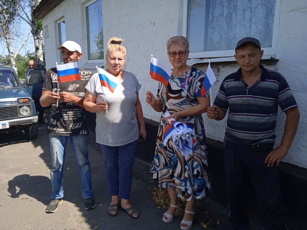 ПРЕДСЕДАТЕЛЬ СОВЕТА ЖЕНЩИН ПРИ АДМИНИСТРАЦИИ РАЙОНА ПОЗДРАВИЛА ЖИТЕЛЕЙ С. КРЫМСКОЕ С ДНЕМ ГОСУДАРСТВЕННОГО ФЛАГА РОССИЙСКОЙ ФЕДЕРАЦИИ