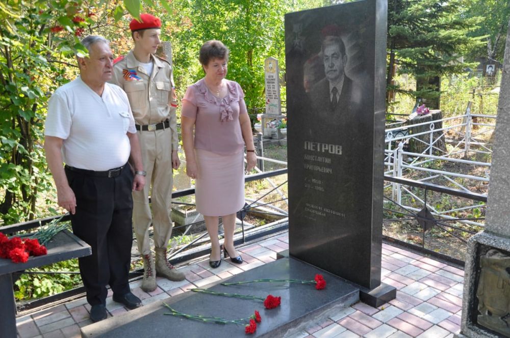 В городах Стаханов, Алмазная, Ирмино 25 августа возложили цветы к могилам погибших шахтёров