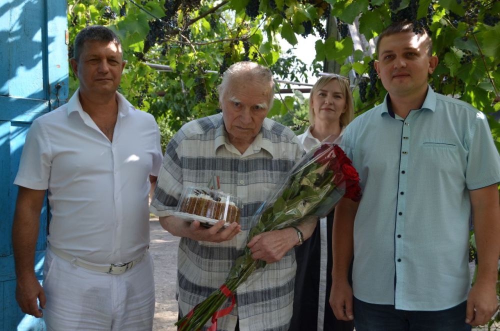 Брянковчане поздравили участника боевых действий, инвалида войны Леонида Никитовича Сагаля с Днем города и Днем Шахтера