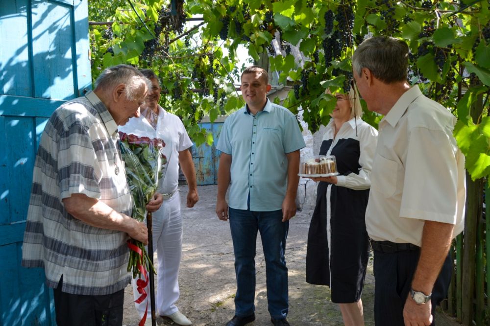 В Брянке поздравили ветерана с Днем города и Днем шахтера