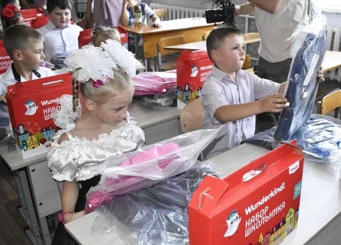 Первоклассники из Брянки получили в подарок от Брянской области школьную форму, ученические принадлежности и новую мебель