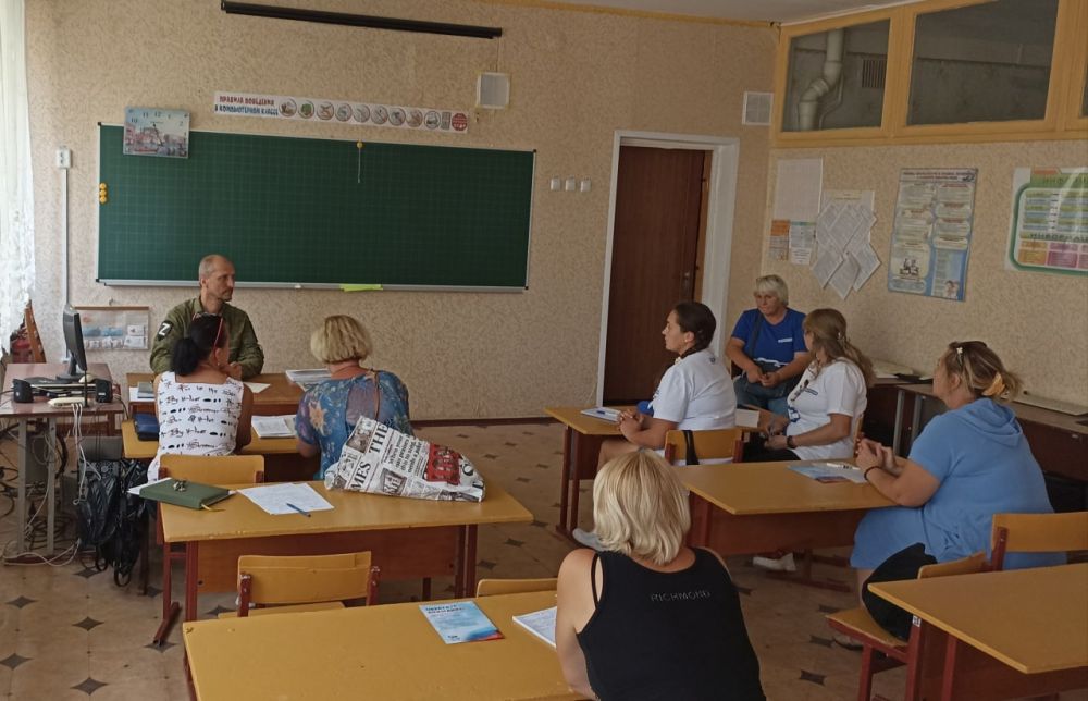 Депутат Народного Совета ЛНР Олег Попов провел рабочее совещание с руководителями центров помощи ВПП «Единая Россия» в городе Лисичанске