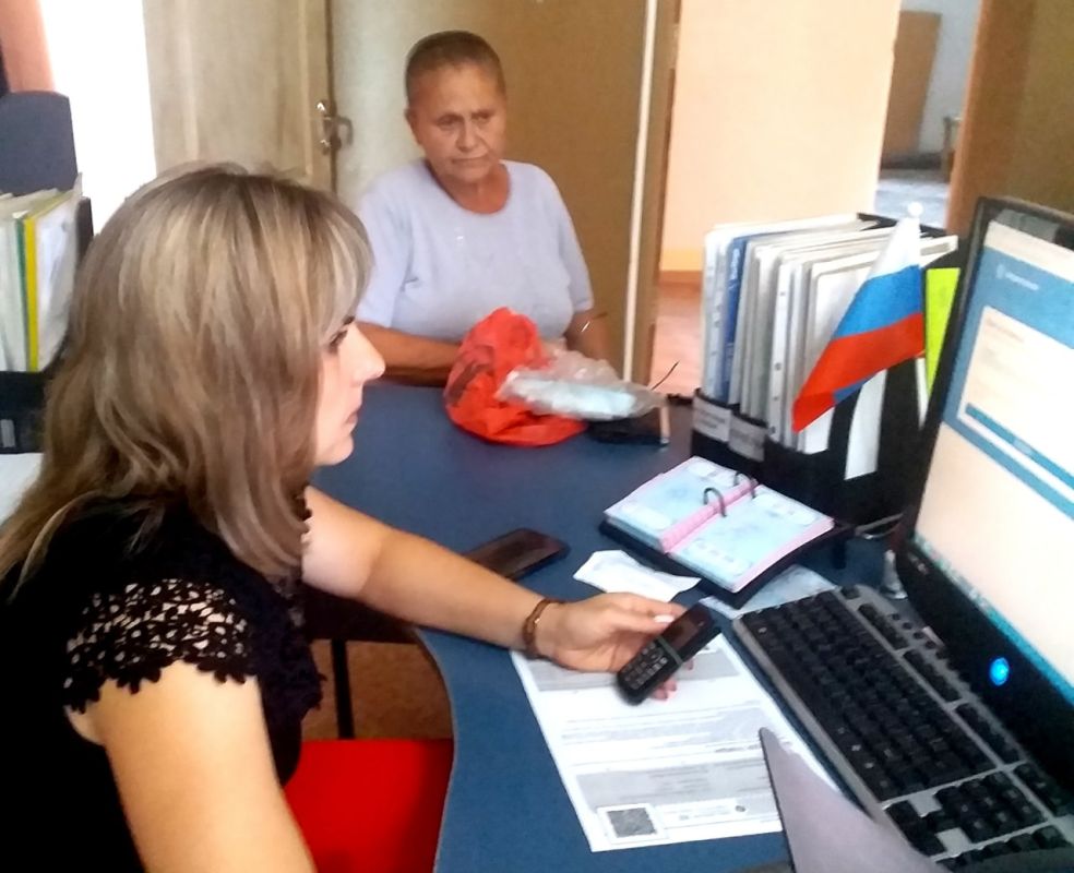 В Миусинске ежедневно ведется регистрация жителей города в электронную очередь на оформление паспортов