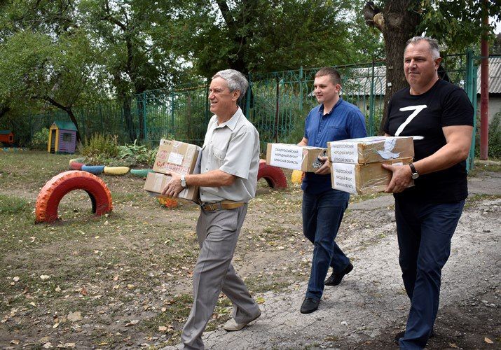 1 сентября и. о. Главы Администрации г. Брянки Евгений Морозов и представитель Брянской области Российской Федерации Василий Демин передали детсадам «Земляничка», «Золушка» и УВК № 10 краски, фломастеры, альбомы, пластилин и другие канцтовары