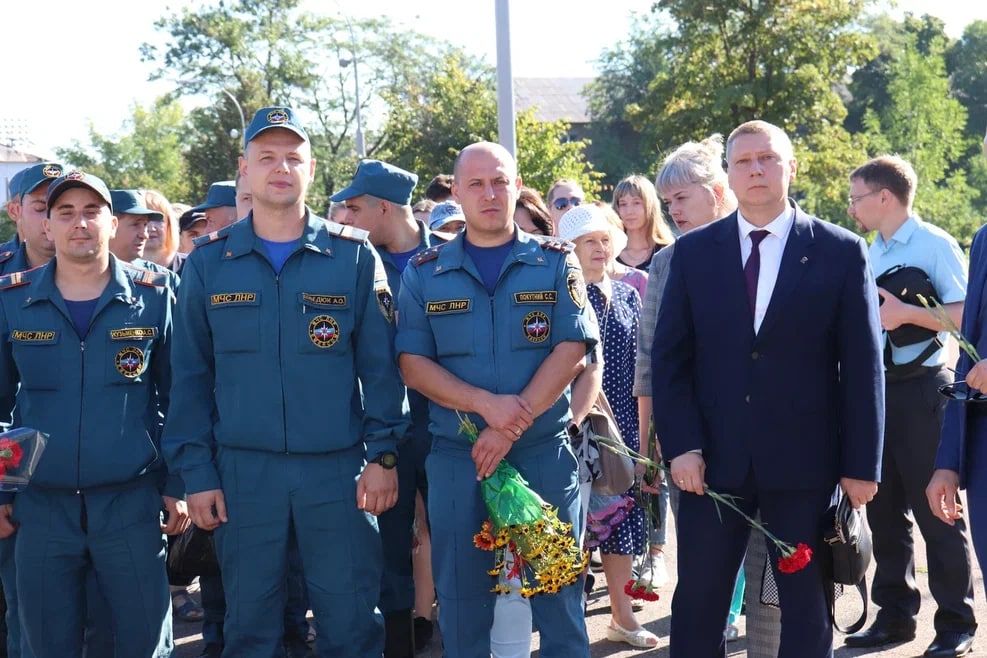 В Алчевске состоялась торжественная церемония возложения цветов к Вечному огню в сквере 50-летия ВЛКСМ, приуроченная ко Дню освобождения города от немецко-фашистских захватчиков