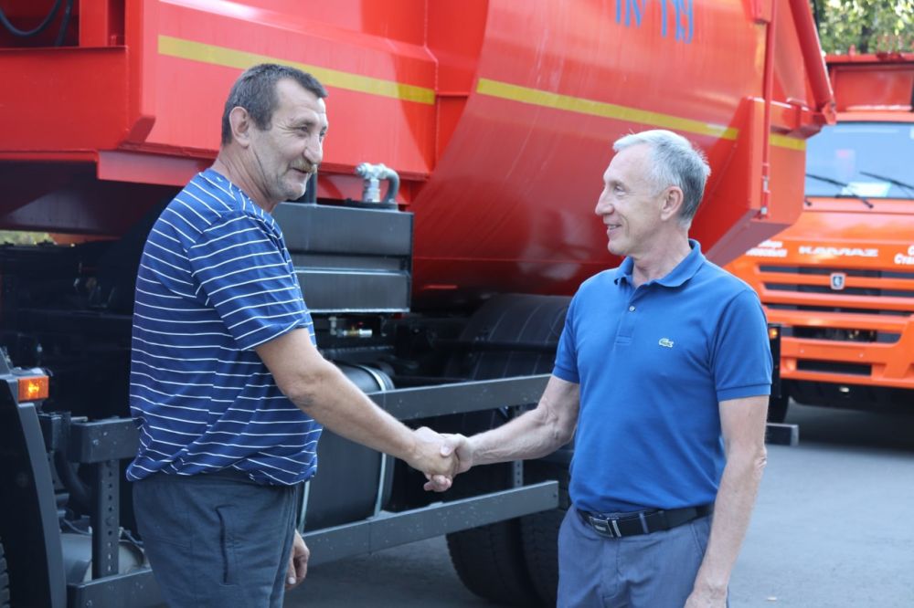 В Стаханов из Омска прибыло еще две единицы спецтехники