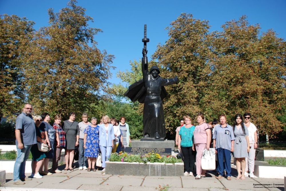 Сегодня возложение цветов к памятнику погибшим воинам в преддверии 79-й годовщины освобождения г. Алмазная от немецко-фашистских захватчиков прошло в центральном сквере города
