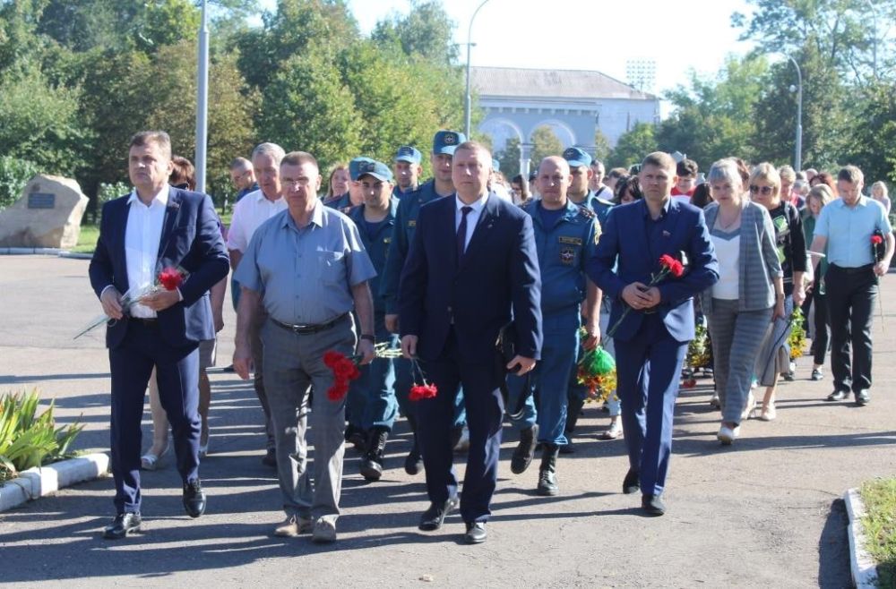 2 сентября в сквере 50-летия ВЛКСМ состоялось торжественная церемония возложения цветов к Вечному огню и к мемориальному комплексу советским воинам, посвященная 79-й годовщине освобождения города от немецко - фашистских захватчиков