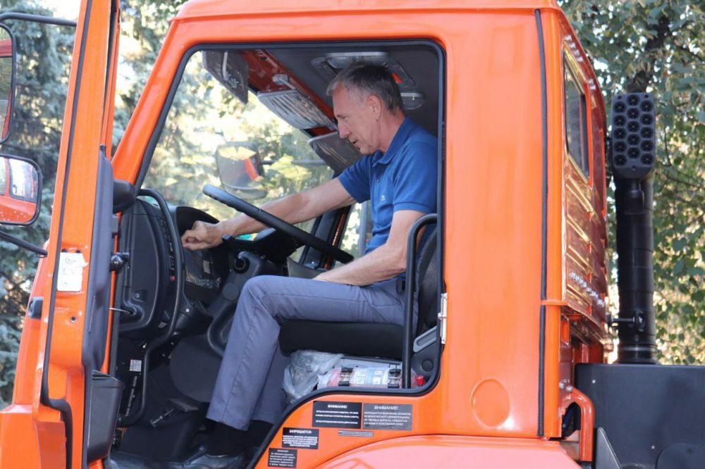 В Стаханов из Омска прибыло еще две единицы спецтехники