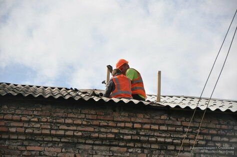 Строители по госпрограмме отремонтируют в Стаханове кровлю четырех многоквартирных домов