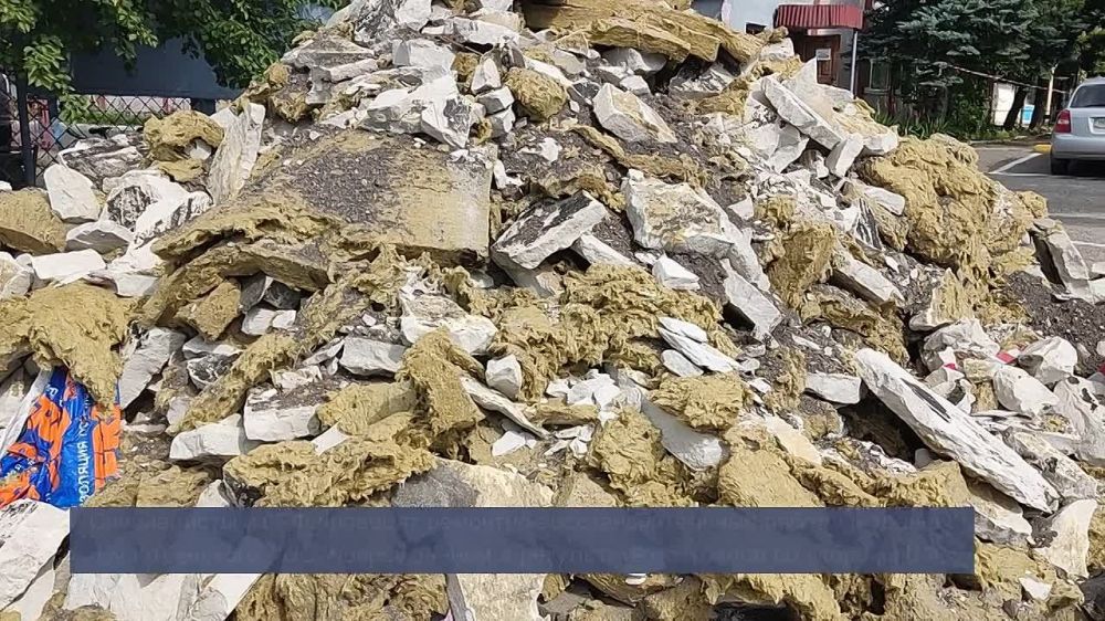 Поврежденное в результате обстрелов административное здание Счастьенского РЭС ГУП ЛНР «РСК» восстанавливают специалисты из Российской Федерации, сообщили в ГУП ЛНР "РСК"