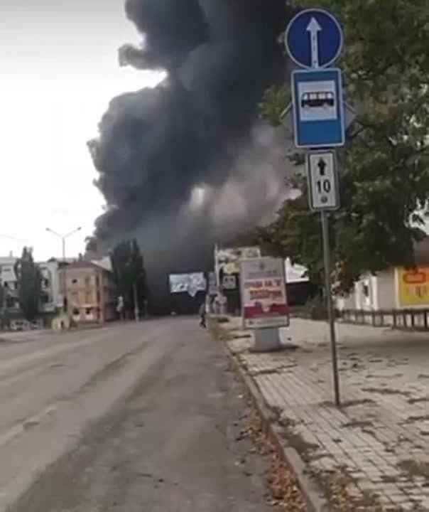 Наши продолжают штурм Артёмовска в ДНР: во время боёв в в городе прогремел мощнейший взрыв, полыхает здание