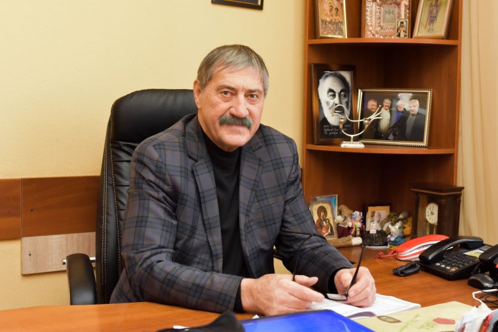 Депутат Народного Совета ЛНР, народный артист ЛНР и Украины Михаил Голубович в эфире телерадиомарафона «Zдесь и сейчас» на телеканале «Луганск 24» рассказал о воспитании молодёжи и спектакле «Распятая юность»