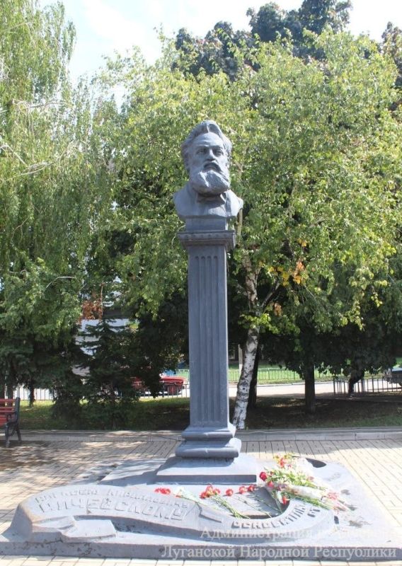 16 сентября на площади Советской состоялось торжественное возложение цветов к памятнику известному промышленнику Алексею Кирилловичу Алчевскому, который и заложил основы Алчевска в 1895 году