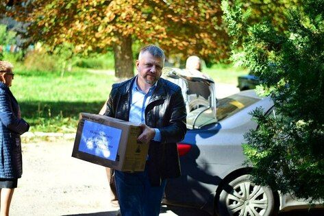 Общественники передали в Славяносербскую районную библиотеку около 700 книг