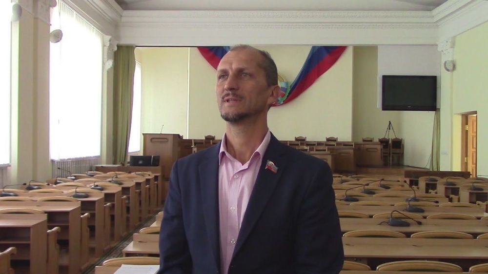 Председатель Народного Совета ЛНР Денис Мирошниченко выразил соболезнования в связи со скоропостижной смертью депутата парламента Олега Попова