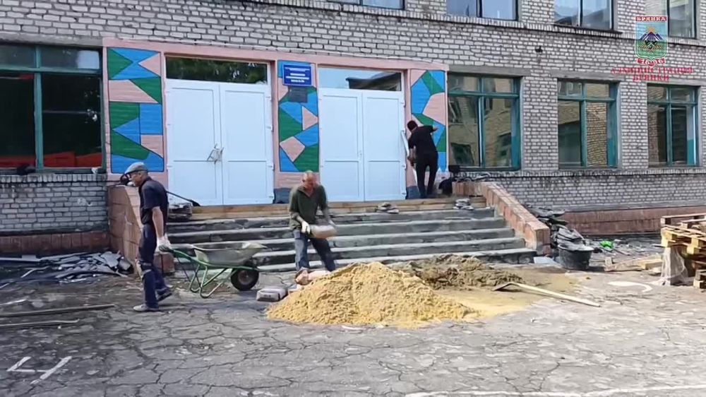 21 сентября исполняющий обязанности главы Администрации города Брянки Евгений Морозов, в рамках рабочей поездки, посетил ряд объектов, где сегодня ведут работы специалисты из Брянской области