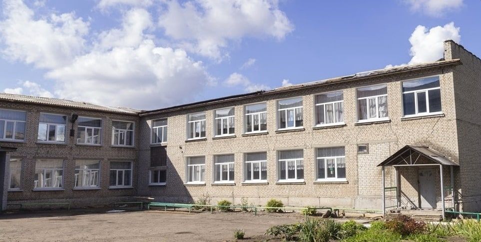 Российские специалисты помогают восстанавливать здание гимназии в Зимогорье