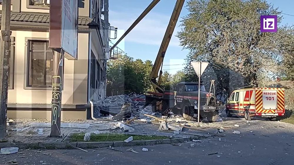 Украинские националисты обстреляли центр Херсона, в результате снаряд попал в гостиницу