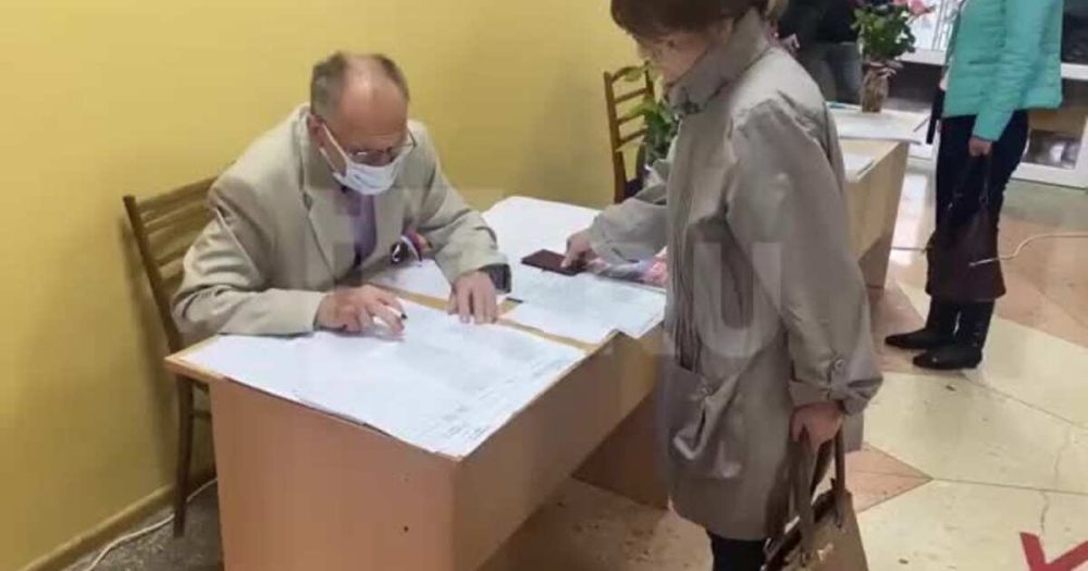 Корреспондент "Известий" показал, как идет голосование в Энергодаре