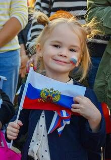 Луганчане массово смотрели в центре города трансляцию церемонии принятия ЛНР в состав РФ