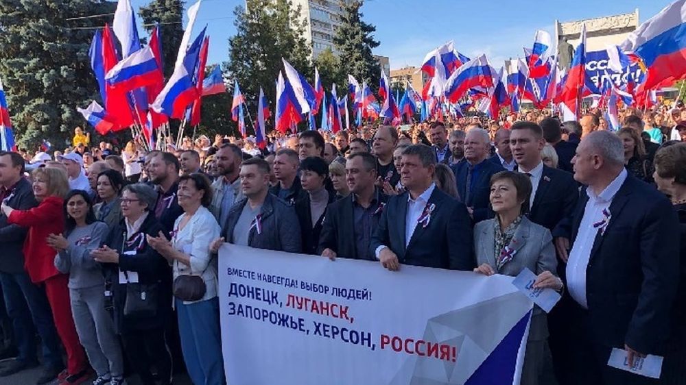 В Луганске начался митинг в поддержку подписания соглашения о вхождении ЛНР в состав России
