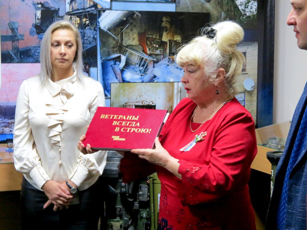Копию памятного альбома «Ветераны всегда в строю» вручили главе Администрации города Брянки