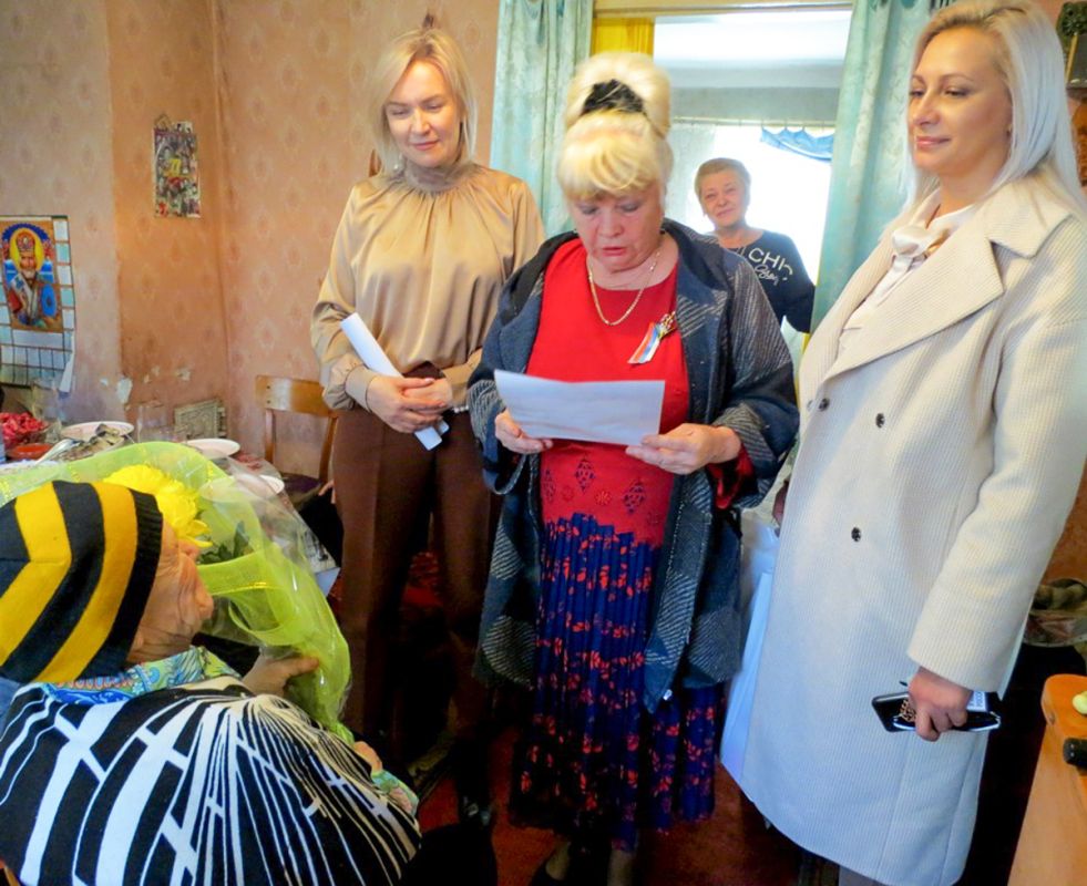В Брянке активисты поздравили с 90-летием Марию Павловну Тарасенко