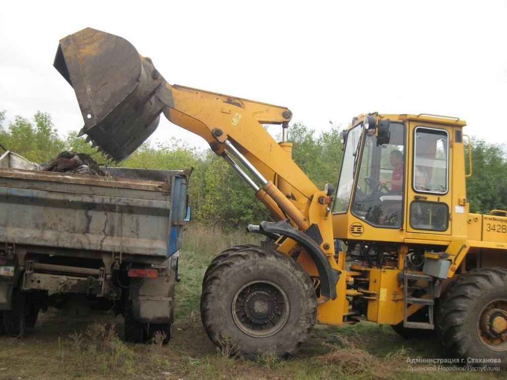 В Алмазной продолжаются работы по ликвидации несанкционированных свалок, расположенных возле площадок ТБО