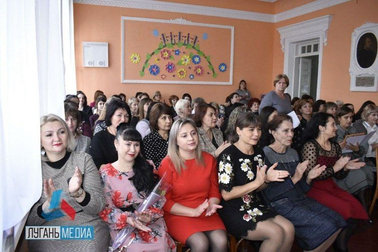 В ГУ ДО ЛНР «Брянковский дом детского и юношеского творчества» прошел праздничный концерт для учителей и воспитателей учебных учреждений города