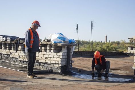 Строители ремонтируют по госпрограмме кровлю многоквартирного дома в Славяносербске