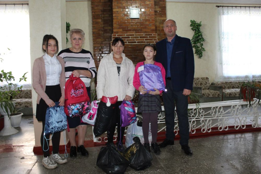 ГЛАВА АДМИНИСТРАЦИИ СЛАВЯНОСЕРБСКОГО РАЙОНА ПЕРЕДАЛ ГУМАНИТАРНУЮ ПОМОЩЬ ПЕРЕМЕЩЕННЫМ ЛИЦАМ, РАЗМЕСТИВШИМСЯ В НАСЕЛЕННЫХ ПУНКТАХ РАЙОНА