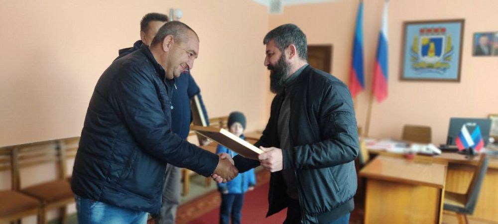 Сегодня в Администрации Меловского района, в неформальной обстановки, исполняющий обязанности Главы Администрации Савченко Олег Петрович вручил грамоты нашим сельхозпредпринимателям: