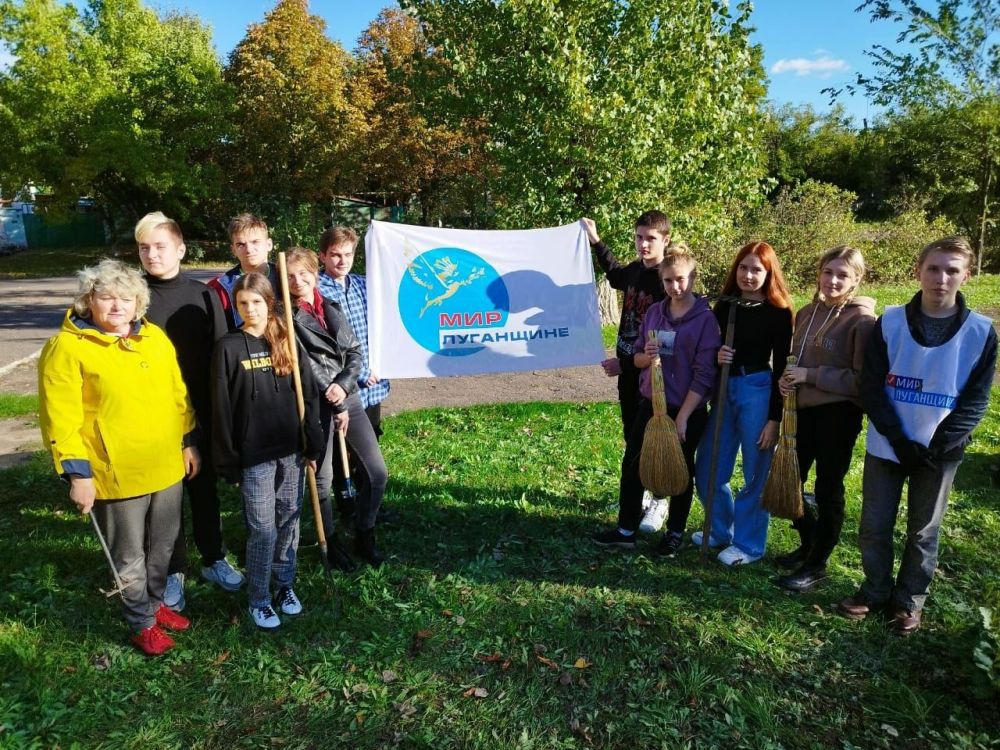 Активисты Зимогорья провели субботник по уборке Памятного знака погибшим защитникам ЛНР