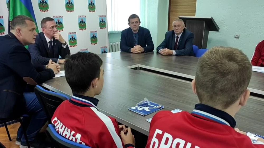 Евгений Морозов: И ещё , по-моему мнению, важный момент: по итогам соревнований ребята-гандболисты выполнили норму первого взрослого спортивного разряда, который будет им присвоен в ближайшее время