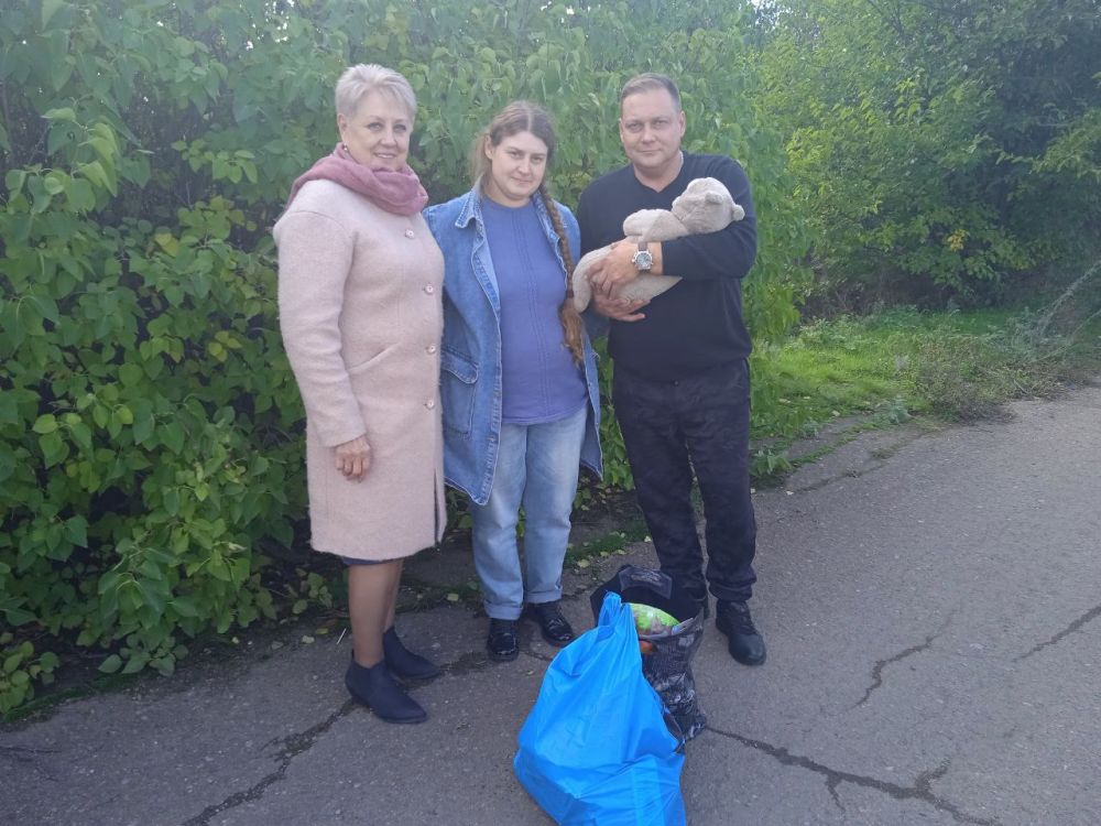 ПРЕДСЕДАТЕЛЬ СОВЕТА ЖЕНЩИН ПРИ АДМИНИСТРАЦИИ СЛАВЯНОСЕРБСКОГО РАЙОНА ПЕРЕДАЛА ГУМПОМОЩЬ ЖИТЕЛЯМ РАЙОНА